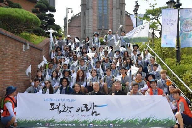 Pope Francis praises youths after Korean peace pilgrimage