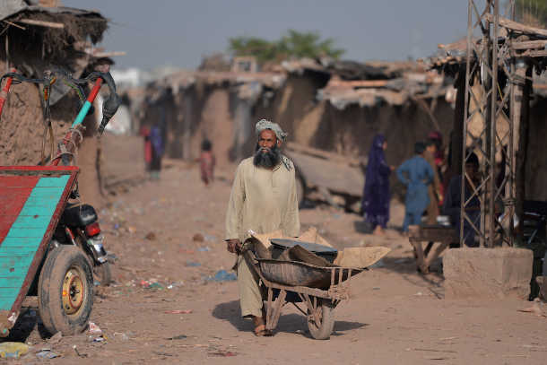 Pakistan allows Afghan refugees to open bank accounts