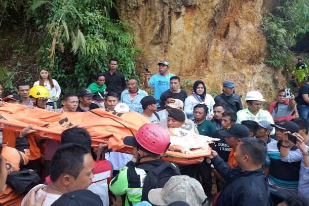 Rescuers not giving up hope of finding mine survivors 