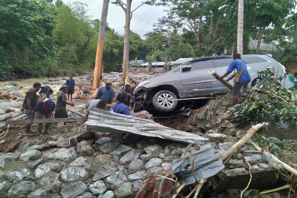 Flash flood kills 70 in Papua