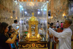 Filipinos tell of 'miracles' in wake of heart relic visit