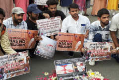 Human chain in India honors Sri Lankan blast victims