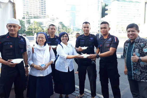 Nuns give Eid al-Fitr meals to police, troops in Jakarta