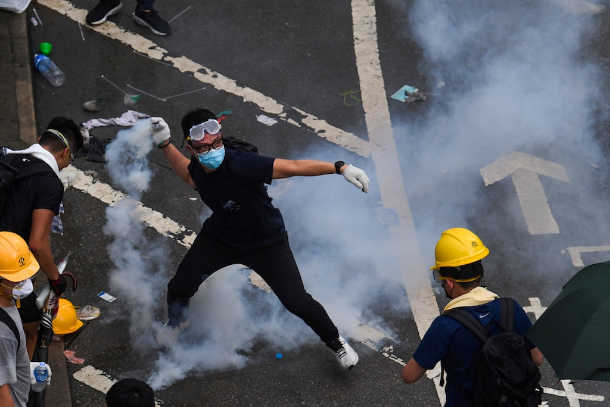 Hong Kong Protesters Clash With Riot Police - UCA News