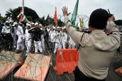 Muslim hardliners in Indonesia threaten Christian church