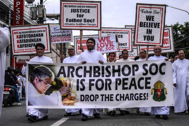 Philippine Catholics march to defend church leaders 
