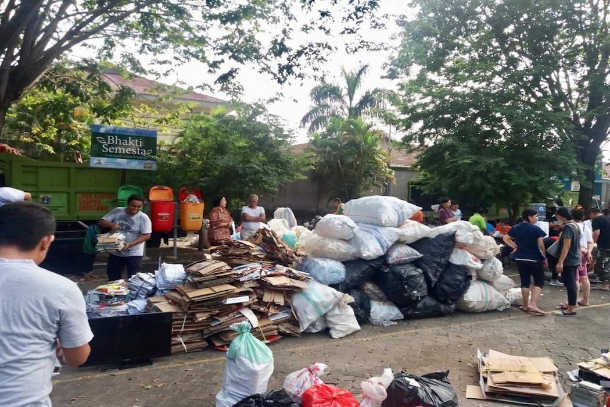 Indonesian Catholics not letting garbage go to waste