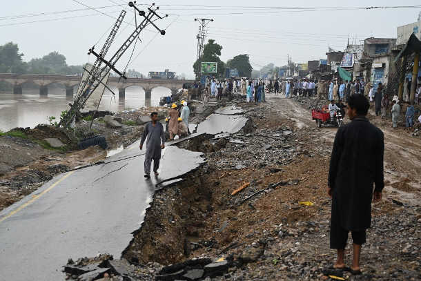Pakistan quake death toll mounts, hundreds injured