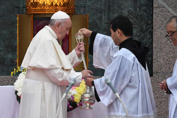 Pope Francis honors Japanese martyrs