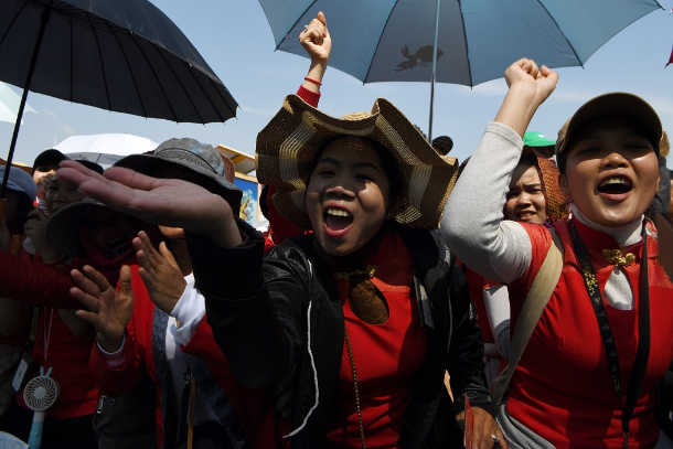 Cambodian workers continue strike for better pay from billionaire
