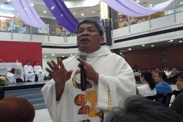 Philippines' 'healing priest' dies while playing tennis