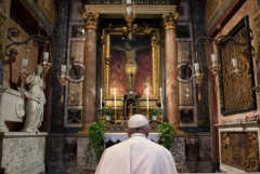 Pope makes lonely pilgrimage to pray for virus victims