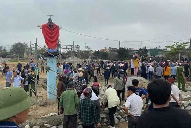 Vietnamese Catholics prevented from fencing off statue