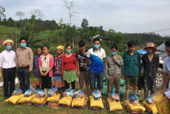 Vietnamese Catholics take aid to disaster victims