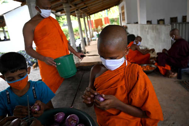 Sri Lankan monks cremate damaged Buddhist statues