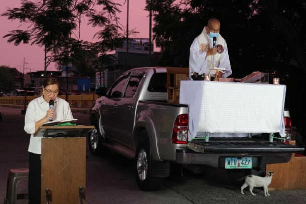 Filipino priest celebrates Masses on a pickup truck