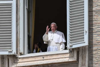 Prayer is a 'fight' with God, pope says at audience