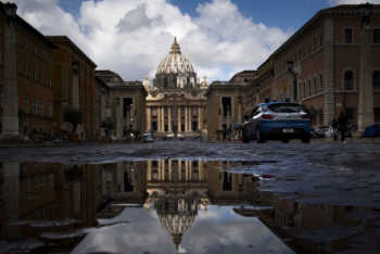 Vatican: Broker involved in London property deal released