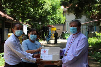 A helping hand for quarantined returnees in Myanmar