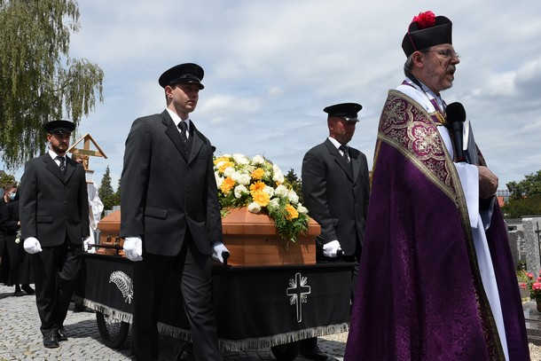 Retired Pope Benedict follows his brother's funeral virtually