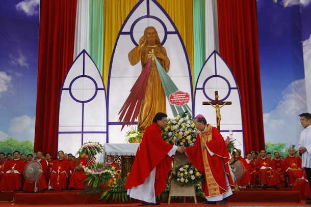 Elderly Vietnam bishop develops diocese