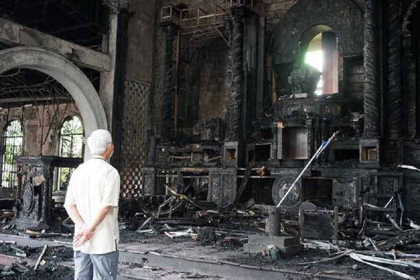Fire engulfs centuries old Philippine church 