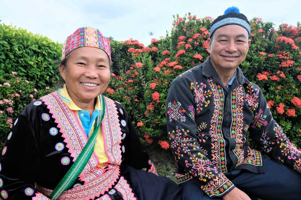 Hmong Catholic couple create caffeine buzz in Thailand