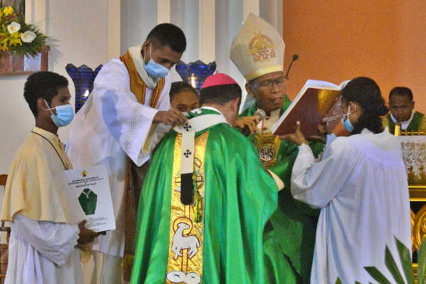 Timor-Leste's first archbishop receives pallium - UCA News