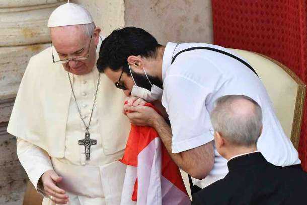  Cardinal Parolin pledges solidarity with Lebanese Catholics