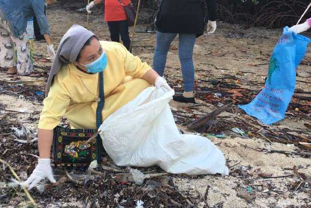 Christians and Muslims unite to clean Philippine shores