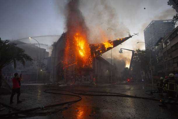 Two churches set on fire in Chile
