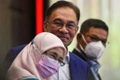 Anwar hopes to cash in on Malaysia's political turmoil