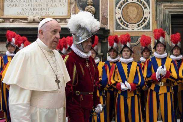 Pope tells new Swiss Guards that Christ stands beside them at all times 