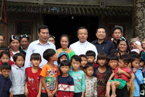 Vietnamese priests reach out to struggling Hmong villagers