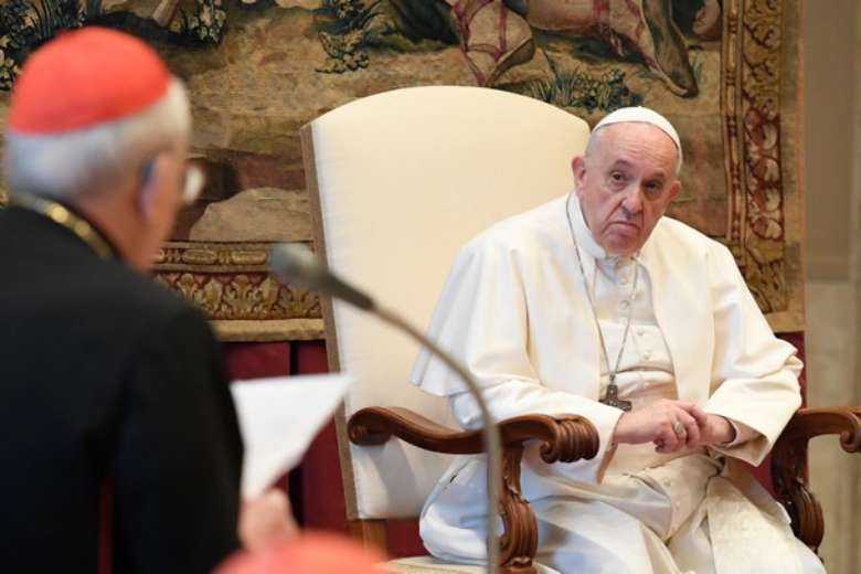 Learn from times of crisis, avoid conflict, pope tells Curia officials