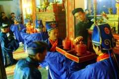 Vietnamese Catholics revere ancestors in Tet festival