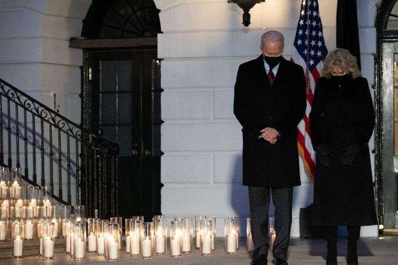 US president leads nation in mourning pandemic toll