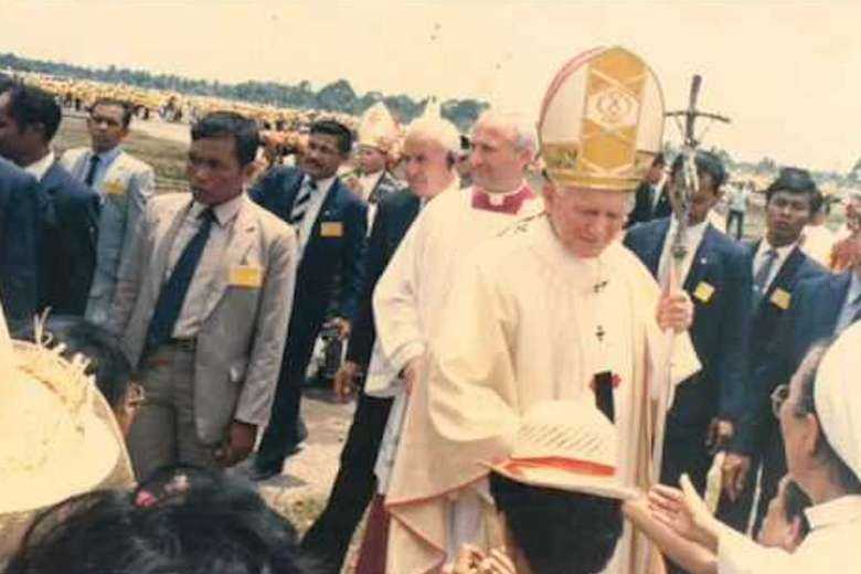 Indonesian President Follows Pope John Paul II's Lead - UCA News