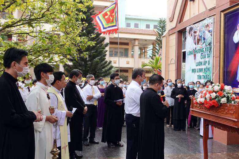 Vietnam asks religious groups to take strict Covid-19 measures