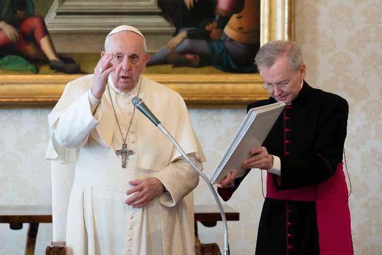 Papal ministry flourished online, says Vatican official 