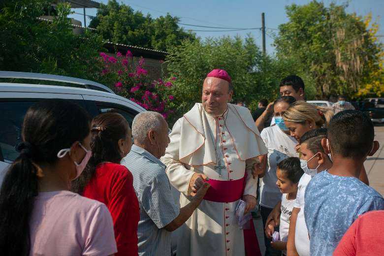 Nuncio assures besieged Mexican town of Church's support