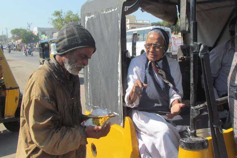 Elderly Indian nun defies pandemic to feed street poor