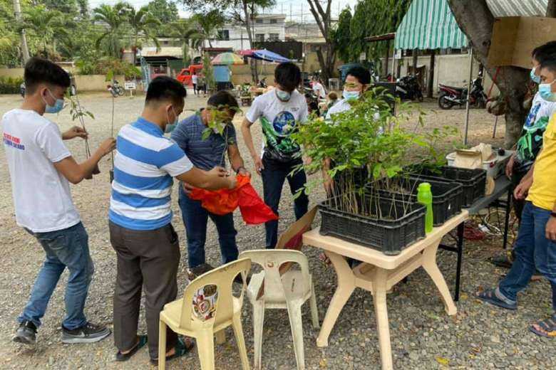Philippine community pantries spur environmental offshoot