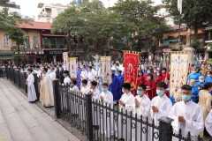 Vietnam Catholics suspend services to contain Covid-19