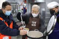 Disabled Korean Catholic lives faith, feeds the hungry