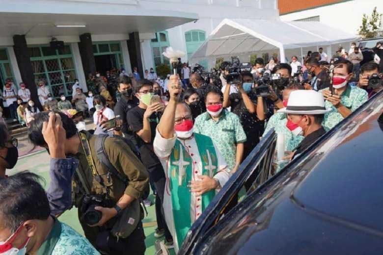 Indonesian Catholics begin mobile Covid vaccination drive