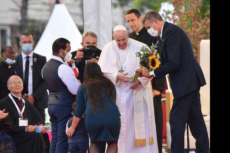 Pope reminds Roma community, young people that church is their home