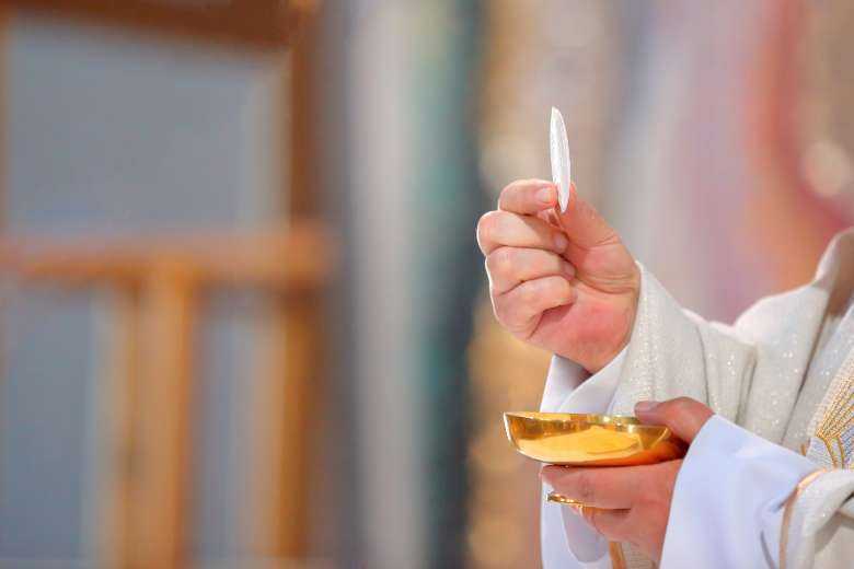 No shame in Catholics not receiving communion, scholars say