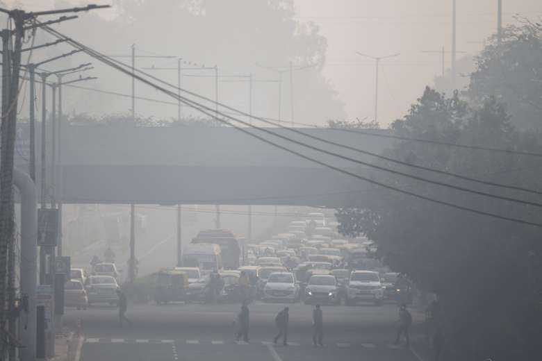 Delhi's choked roads worsen India's toxic smog crisis