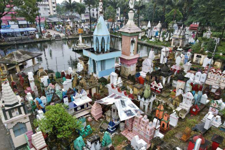 Muslim mason sculpts shrines for Bangladesh's Hindu dead